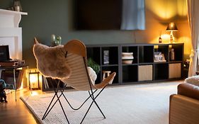 Trendy 2 Bed Flat - Near Airport